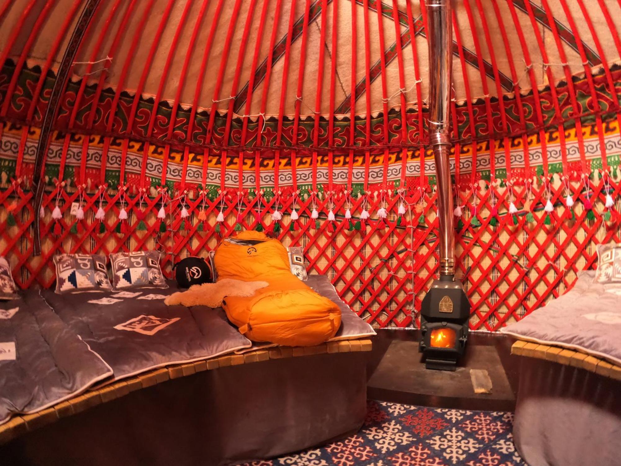 Mine Hostel Dzhergalan Jyrgalan ภายนอก รูปภาพ
